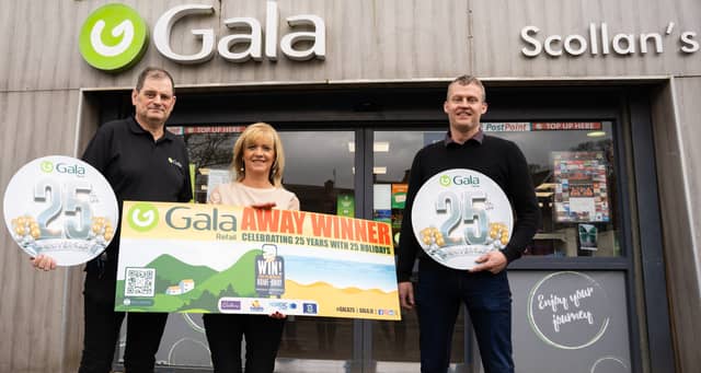 Pictured: (L-R) PJ O’ Donnell, Winner Helen O’Keefe and Karol Scollan at Scollan’s Gala