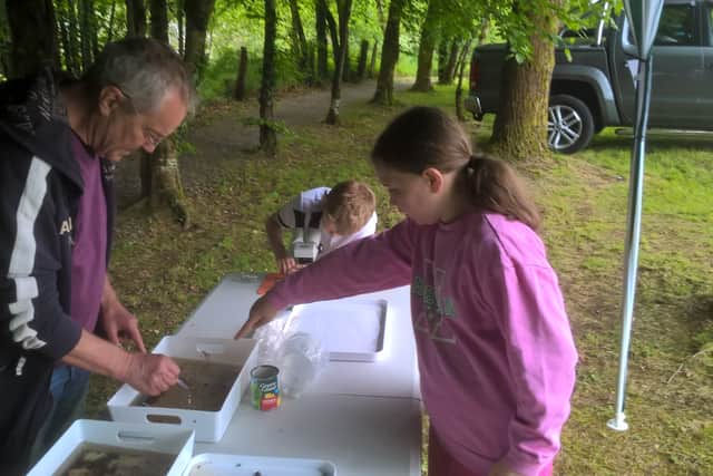 Another adult showed water samples from the river with plants, insects and mayflies.