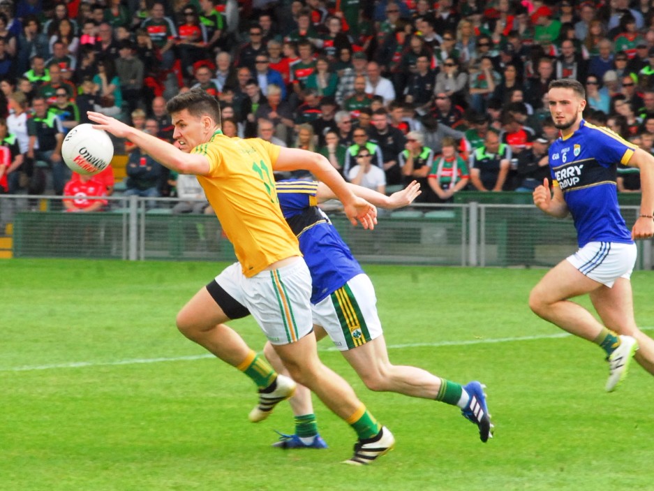 Domhnaill Flynn sets off on a Leitrim attack. Photo by Willie Donnellan