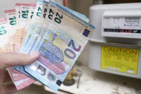 10 and 20 euro notes in front of a gas meter
