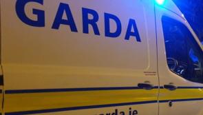 Gabhann Gardaí fear ar meisce le gunna amhrasta ar cheann de na sráideanna is gnóthaí in Éirinn