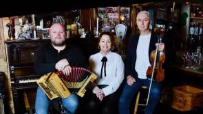 David Munnelly and Mick Conneely with Caitr&iacute;ona N&iacute; Cheannabh&aacute;in concert