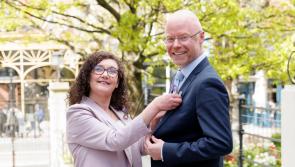 Mohill woman presents Health Minister with charity emblem for Organ Donor Awareness