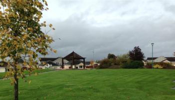 100 houses have no CE scheme worker maintaining their green areas