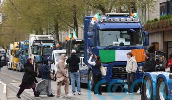 Blockades need to end, says minister as gardai arrive at Cork oil refinery