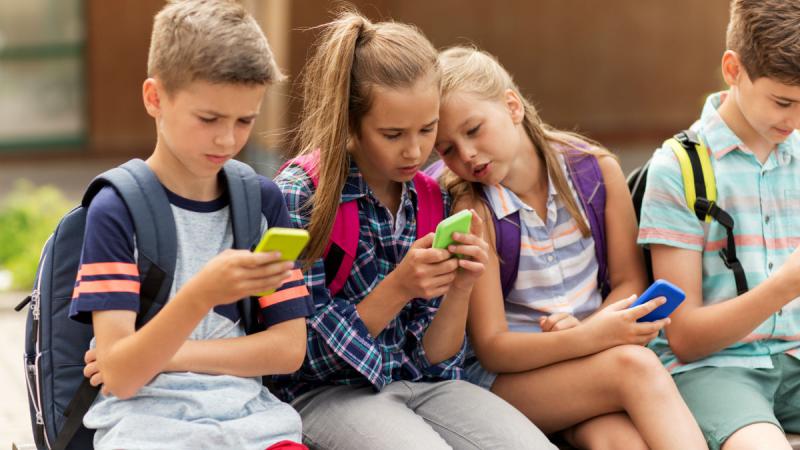 Minister to introduce new law to protect children online