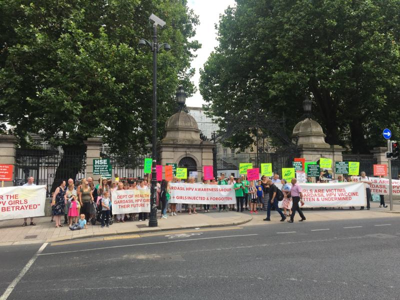Leitrim parents protest outside Dáil as inventor of HPV vaccine gets honoured