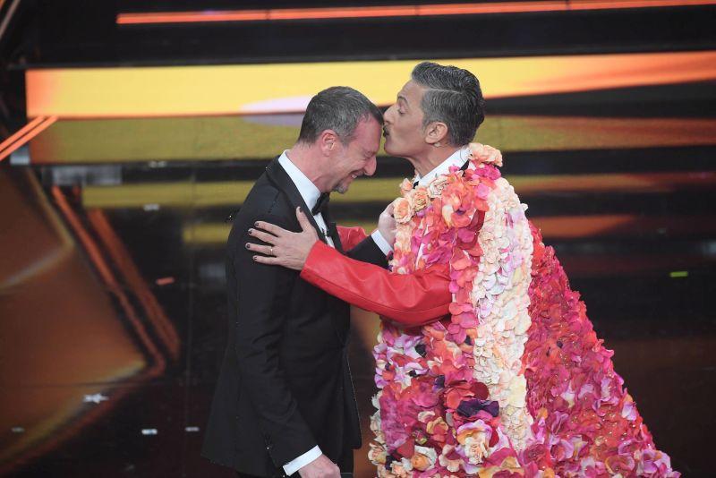 Amadeus ospite di Fiorello per l'esordio di Viva Rai2