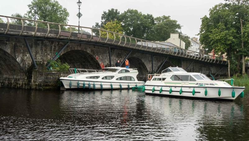 Cruiser stuck at Carrick-on-Shannon bridge this evening