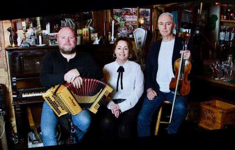 David Munnelly and Mick Conneely with Caitr&iacute;ona N&iacute; Cheannabh&aacute;in concert