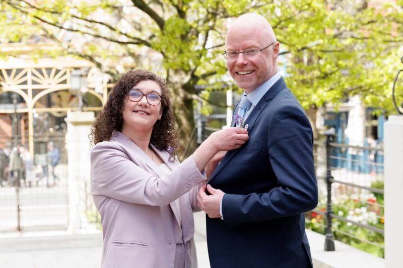 Mohill woman presents Health Minister with charity emblem for Organ Donor Awareness