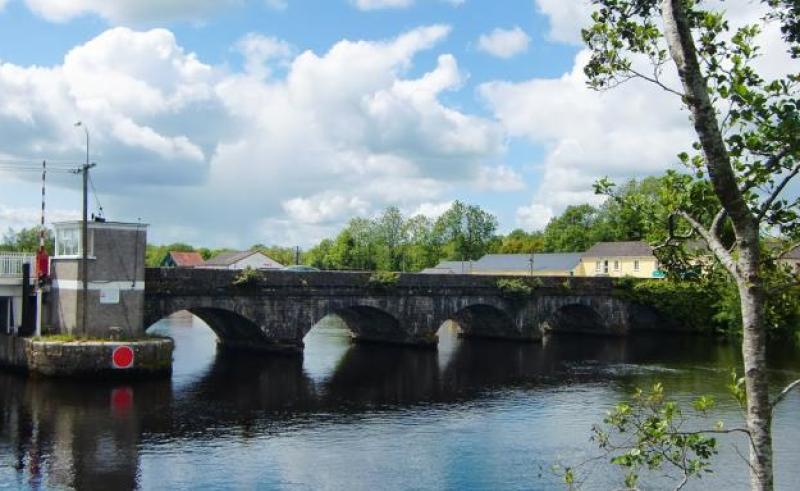 Leitrim and Roscommon County Councils trial temporary footbridge in Roosky