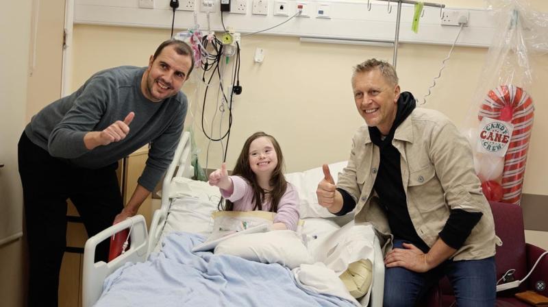 Hallgrímsson and John O'Shea spread Christmas cheer at children's unit in Crumlin Hospital