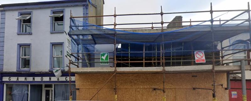 Calls to relocate longstanding scaffolding blocking completion of realm works in Leitirm town