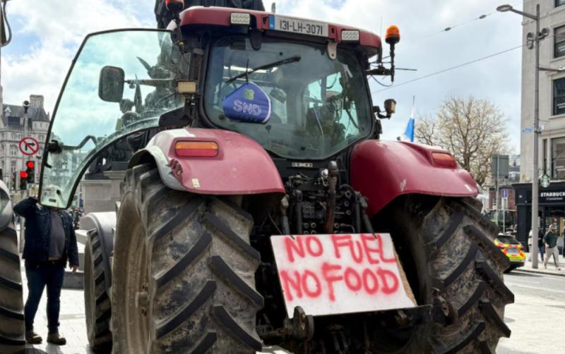 'Keep her lit': Words of encouragement and over &euro;100K given to fuel protestors across Ireland