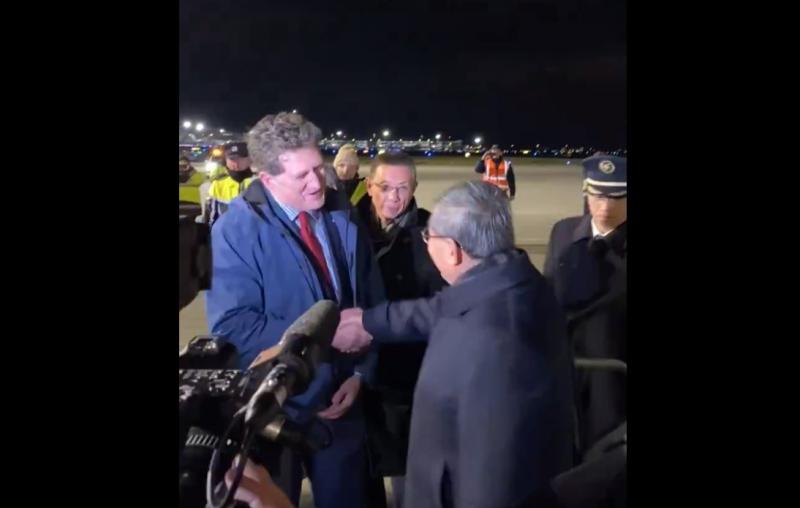 People point out irony as Eamon Ryan greets Chinese Premier off world's biggest plane