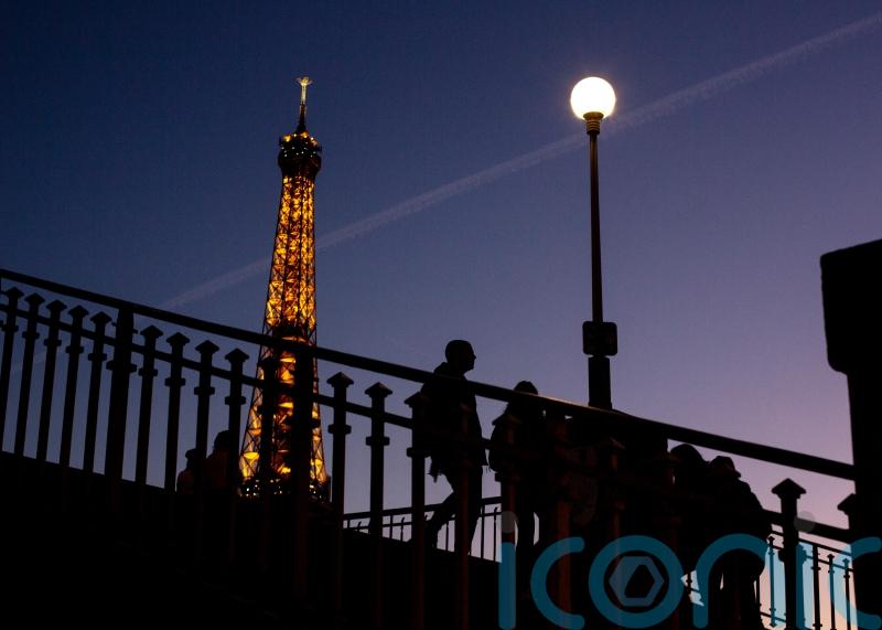 Famous landmark to go dark earlier to save energy