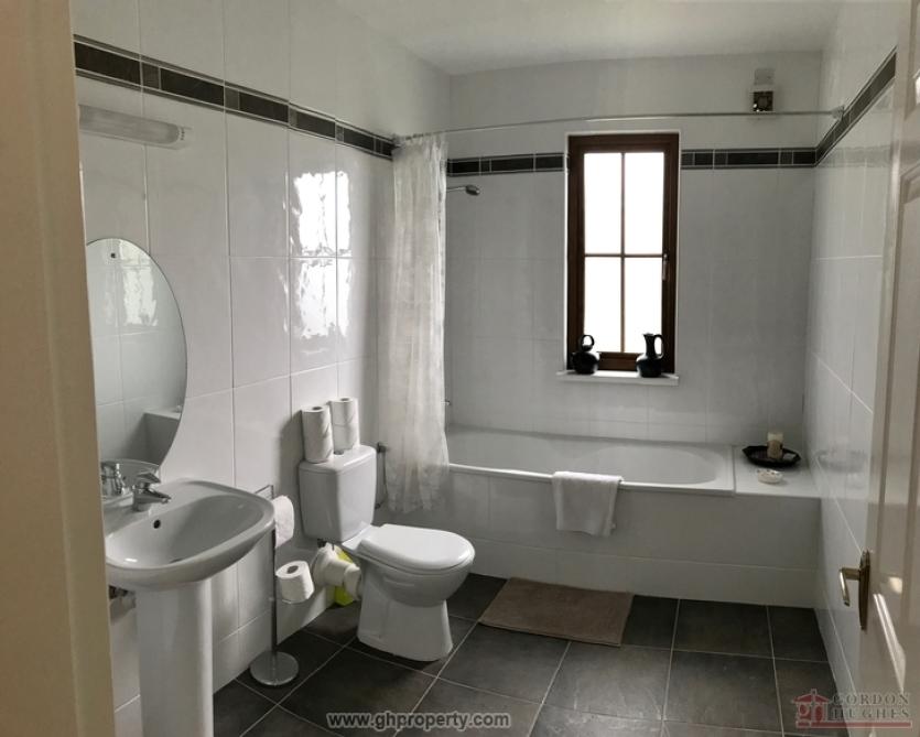 The generous family bathroom